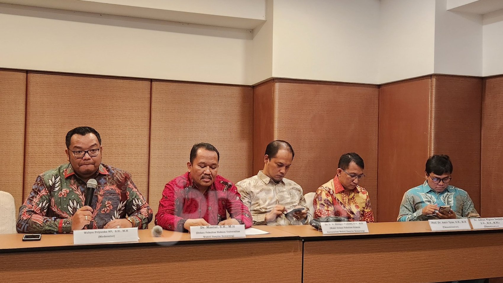 fakultas-hukum-universitas-wahid-hasyim-semarang-dengan-firl-amen